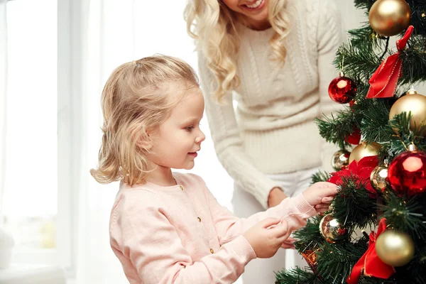 Glückliche Familie schmückt Weihnachtsbaum zu Hause — Stockfoto