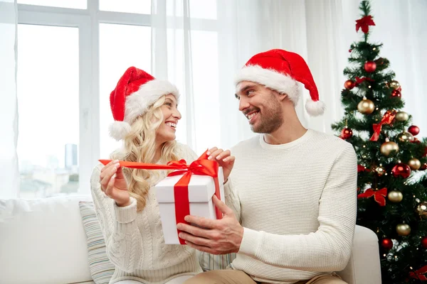 Casal feliz em casa com caixa de presente de Natal — Fotografia de Stock