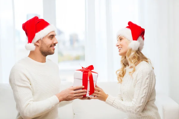 Casal feliz em casa com caixa de presente de Natal — Fotografia de Stock