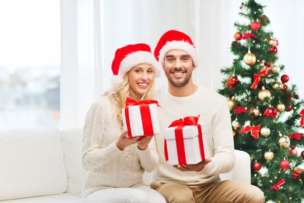 Felice coppia a casa con scatole regalo di Natale — Foto Stock