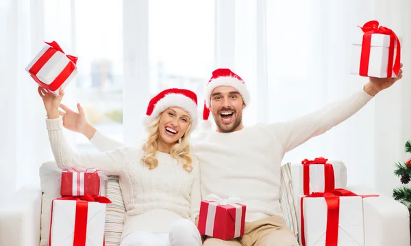 Feliz pareja en casa con cajas de regalo de Navidad —  Fotos de Stock