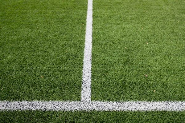 Primer plano del campo de fútbol con línea y hierba —  Fotos de Stock