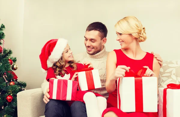 Glückliche Familie öffnet Geschenkboxen — Stockfoto