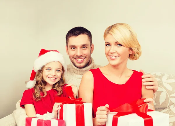 Sorrindo família segurando muitas caixas de presente — Fotografia de Stock