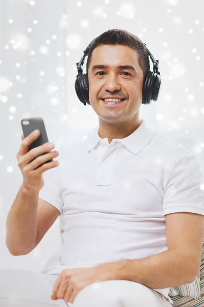 Szczęśliwy człowiek z smartphone i słuchawki — Zdjęcie stockowe