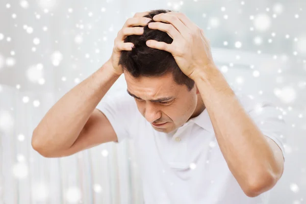 Unglücklicher Mann leidet zu Hause unter Kopfschmerzen — Stockfoto
