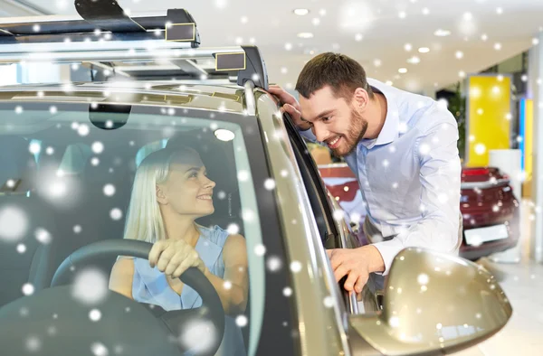 Glückliches Paar kauft Auto in Auto-Show oder Salon — Stockfoto