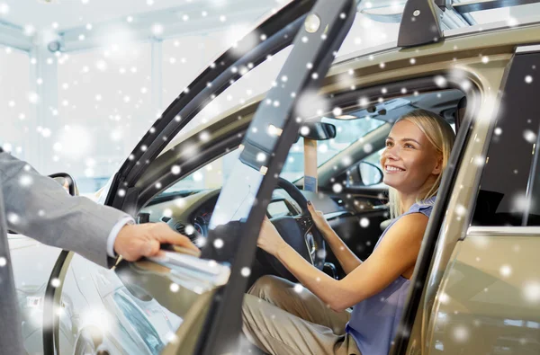 Mulher feliz com negociante de carro em auto show ou salão de beleza — Fotografia de Stock