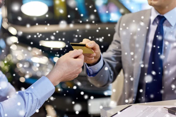 Kunde übergibt Kreditkarte an Autohändler im Salon — Stockfoto