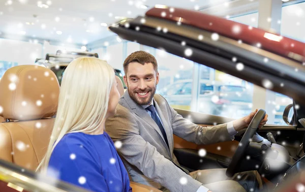 Lyckliga par köpa bil i auto visa eller salong — Stockfoto