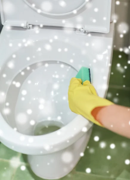 Tutup tangan dengan deterjen membersihkan toilet — Stok Foto