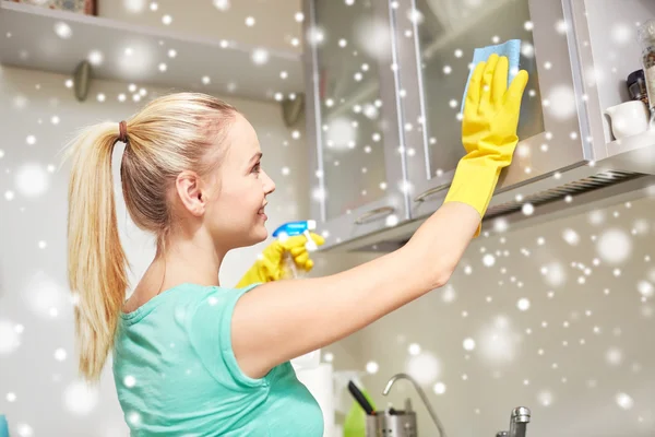 Happy woman cleaning cabinet at home kitchen — Stock Photo, Image