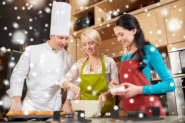 Donne felici e cuoco cucinare cottura in cucina — Foto Stock