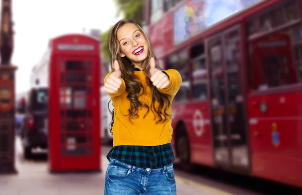 Šťastná mladá žena nebo dospívající dívka ukazuje palec nahoru — Stock fotografie