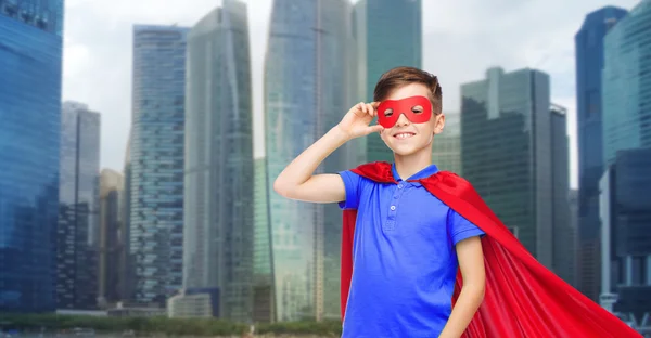 Menino em vermelho super herói capa e máscara — Fotografia de Stock