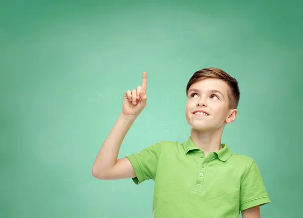 Lycklig pojke i gröna polo t-shirt pekande finger upp — Stockfoto