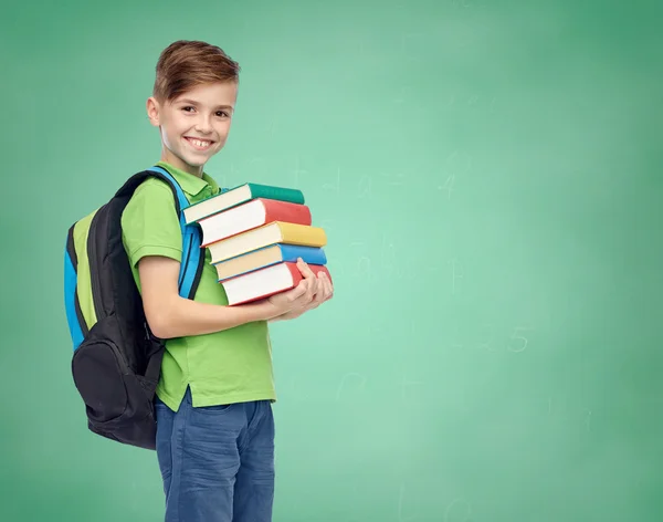 快乐的学生男孩，背着书包和书本 — 图库照片