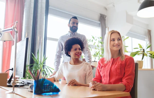 Happy tim kreatif di kantor — Stok Foto