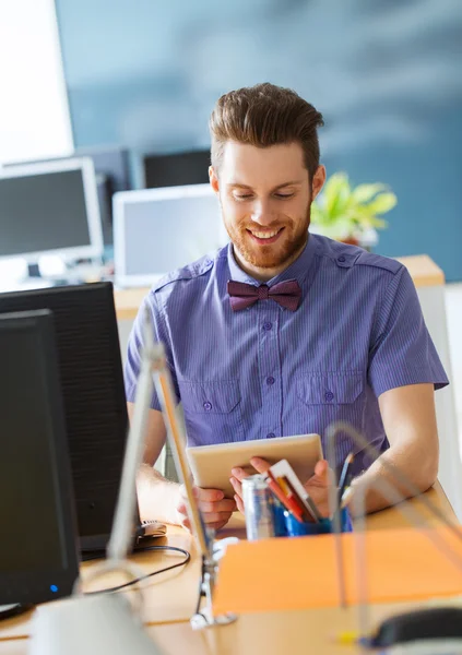 Trabajador de oficina masculino creativo feliz con la tableta PC —  Fotos de Stock