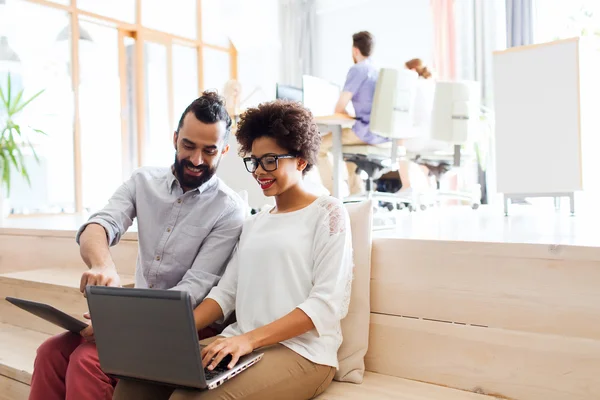 Kreativteam mit Laptop und Tablet-PC im Büro — Stockfoto