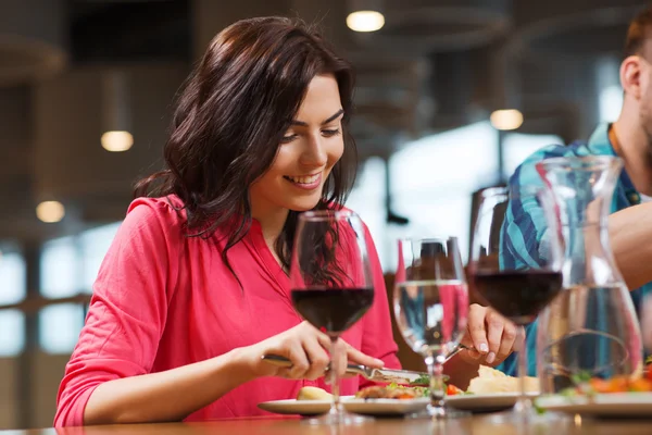 Lycklig kvinna äter middag på restaurang — Stockfoto