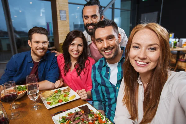 Przyjaciele biorąc selfie przez smartphone w restauracji — Zdjęcie stockowe