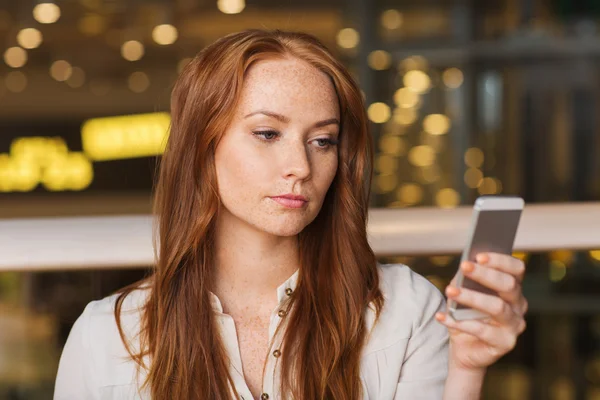 Woman with smartphone and coffee at restaurant — Stock Photo, Image