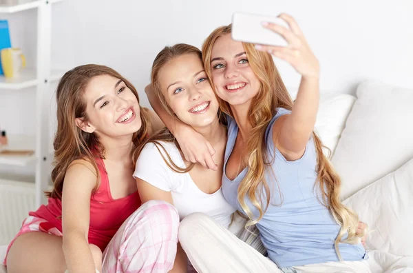 Teen dívky s smartphone s selfie doma — Stock fotografie