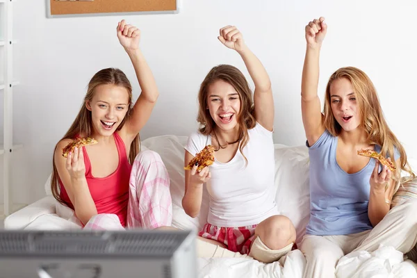 Счастливые друзья или девочки-подростки едят пиццу дома — стоковое фото