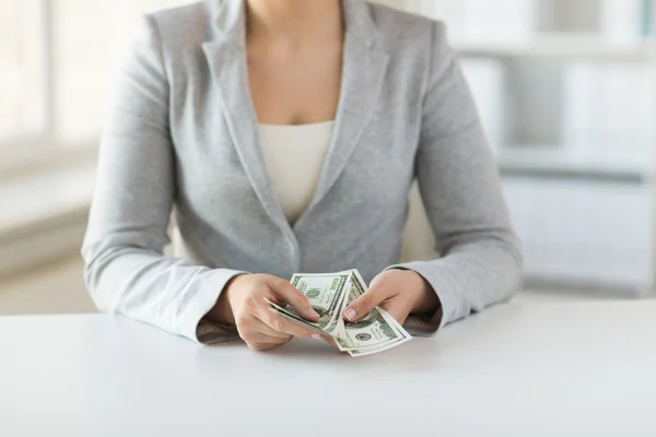 Close up de mulheres mãos contando-nos dólar dinheiro — Fotografia de Stock