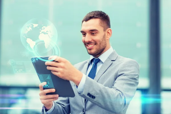 Homem de negócios sorridente com tablet pc ao ar livre — Fotografia de Stock