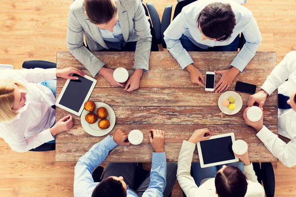 Close up of business team drinking coffee on lunch — Stock Photo, Image