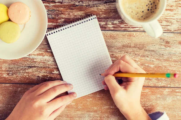 Primer plano de las manos, cuaderno, café y galletas —  Fotos de Stock