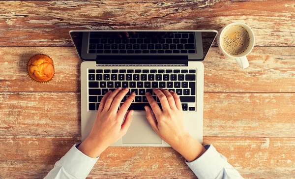 Primer plano de las manos femeninas con ordenador portátil y café — Foto de Stock