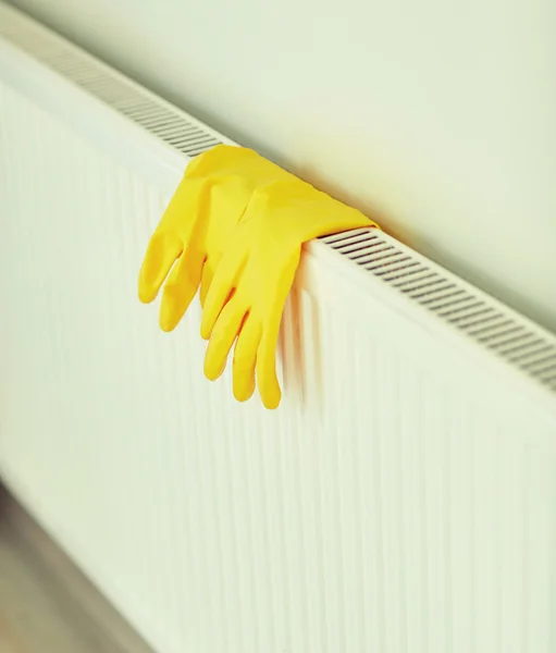 Gros plan de gants en caoutchouc suspendus au radiateur — Photo