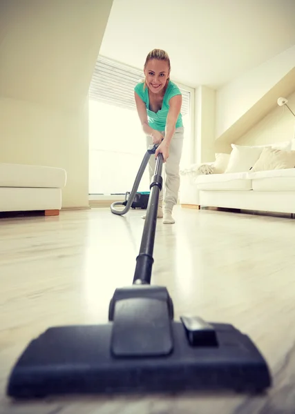 Femme heureuse avec aspirateur à la maison — Photo