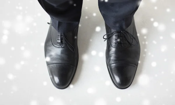 Närbild på man ben i eleganta skor med skosnören — Stockfoto