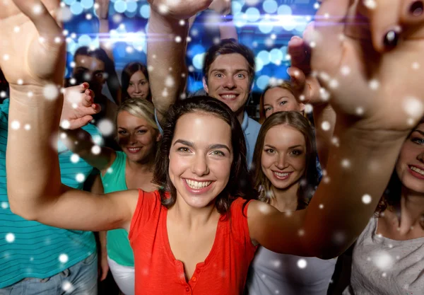 Усміхнені жінки танцюють у клубі — стокове фото