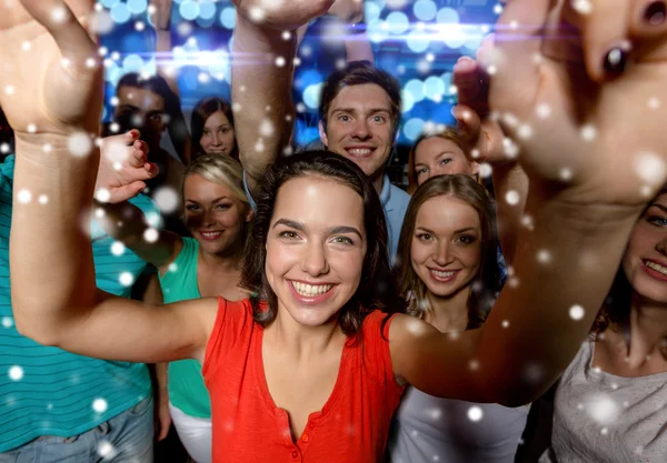 Femmes souriantes dansant en club — Photo