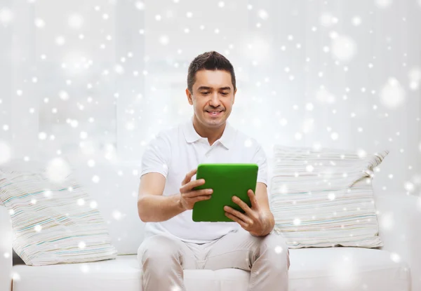 Hombre sonriente trabajando con la tableta PC en casa —  Fotos de Stock