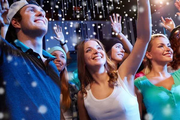 Smiling friends at concert in club — Stock Photo, Image