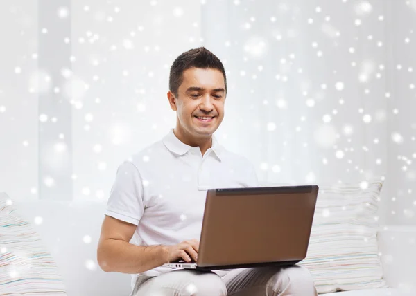 Gelukkig man met laptopcomputer thuis werken — Stockfoto