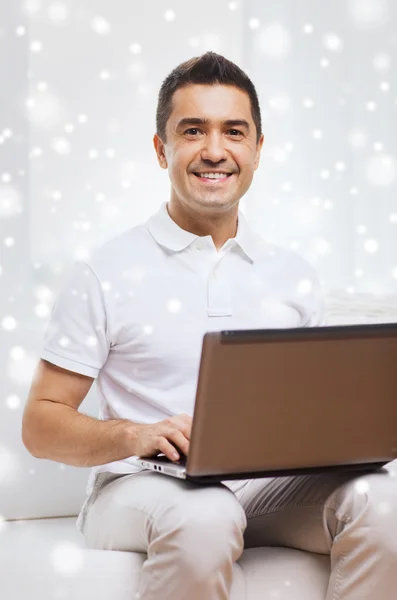 Uomo felice che lavora con il computer portatile a casa — Foto Stock