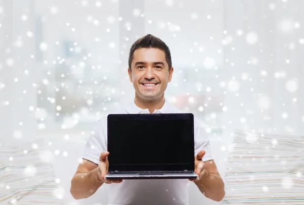 家でノート パソコンの画面空白幸せな男を示す — ストック写真