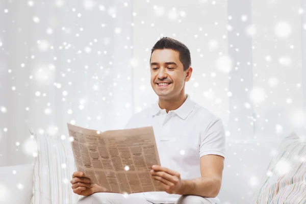 Glücklicher Mann, der zu Hause Zeitung liest — Stockfoto