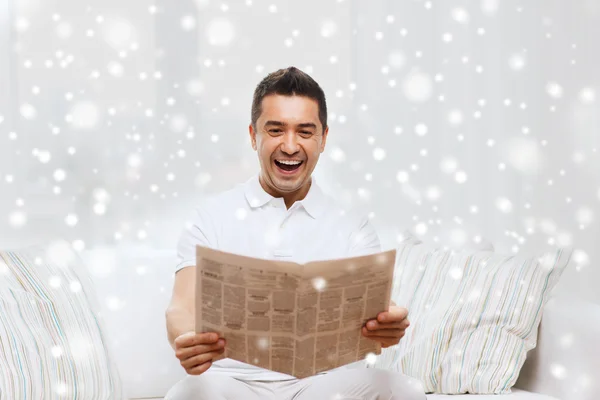 Šťastný muž, čtenářský deník a směje se doma — Stock fotografie