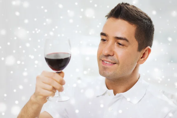 유리에서 레드 와인을 마시는 행복 한 사람 — 스톡 사진