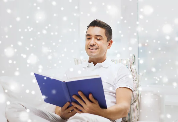 Hombre feliz leyendo libro en casa —  Fotos de Stock