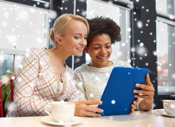 Glückliche Frauen mit Tablet-PC und Kaffee im Café — Stockfoto