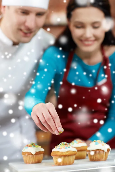 Mujer feliz y cocinero hornear en la cocina — Foto de Stock